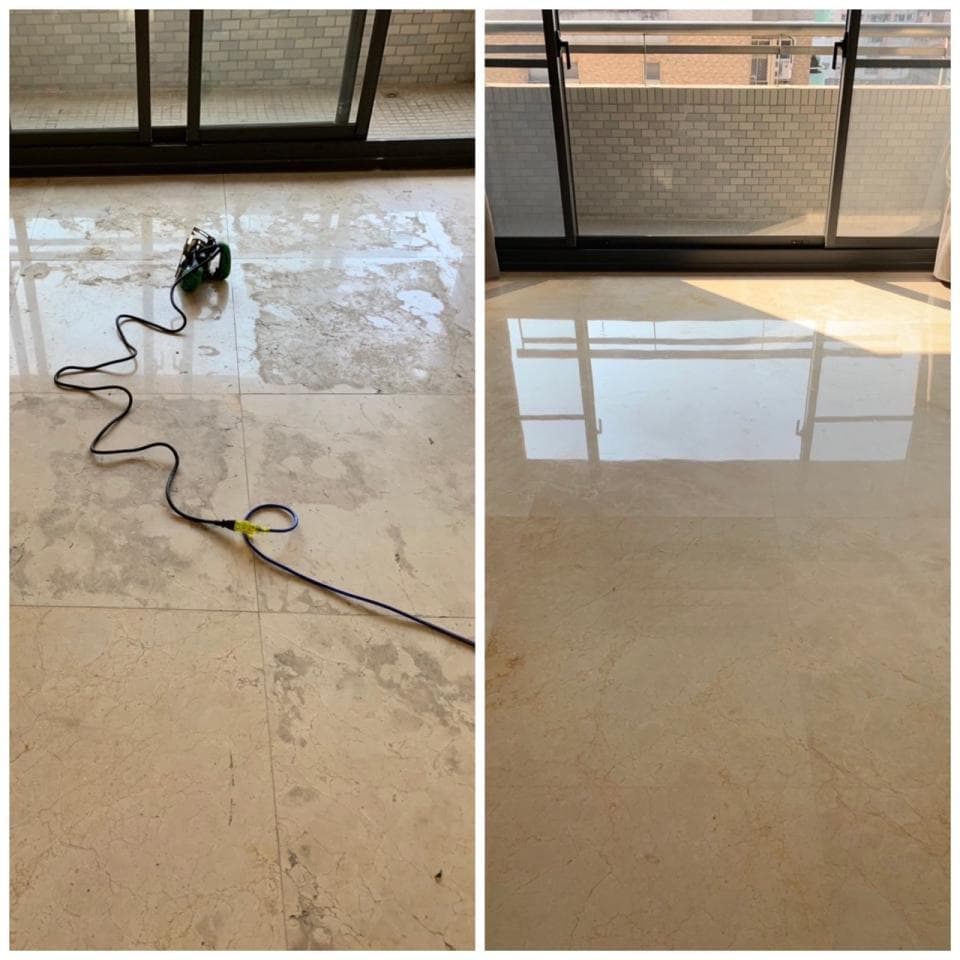 1) 照片顯示兩個相同的空間,一個是地板清潔前,另一個是清潔後