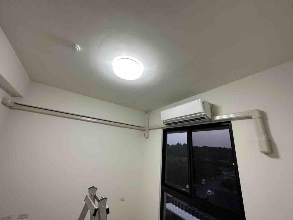 1) 照片顯示一個房間內部的角落