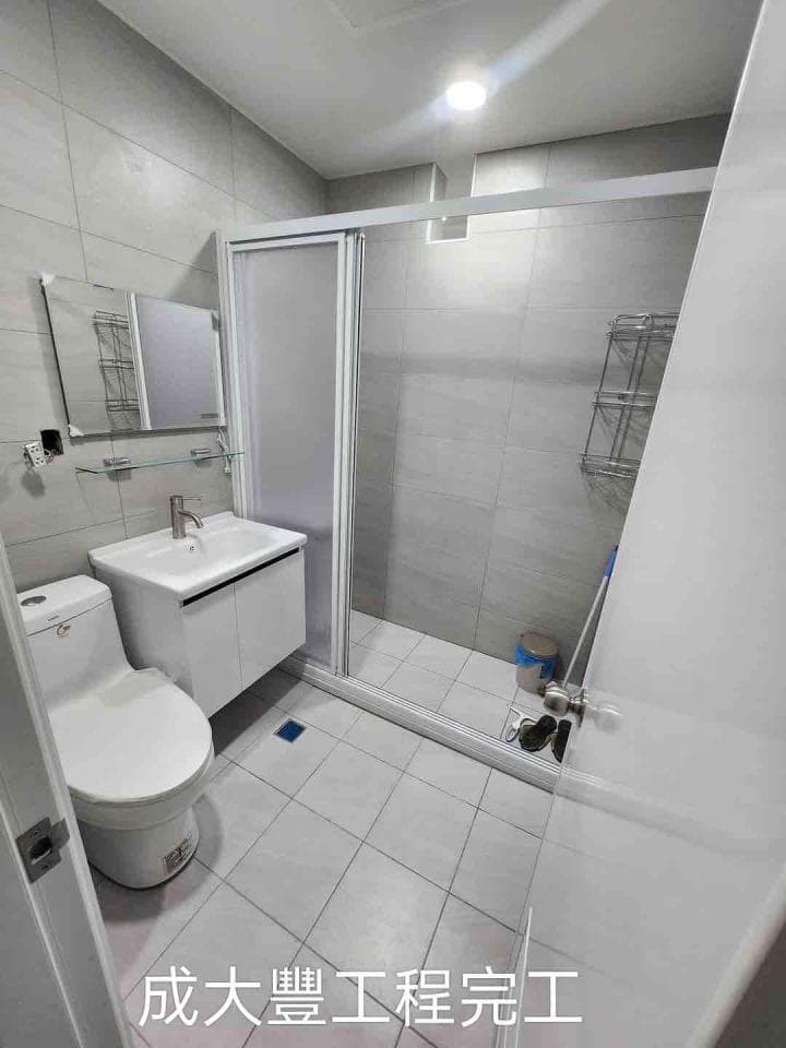 1) 照片顯示一個現代浴室的設計,包括浴缸、馬桶、洗手台和鏡子