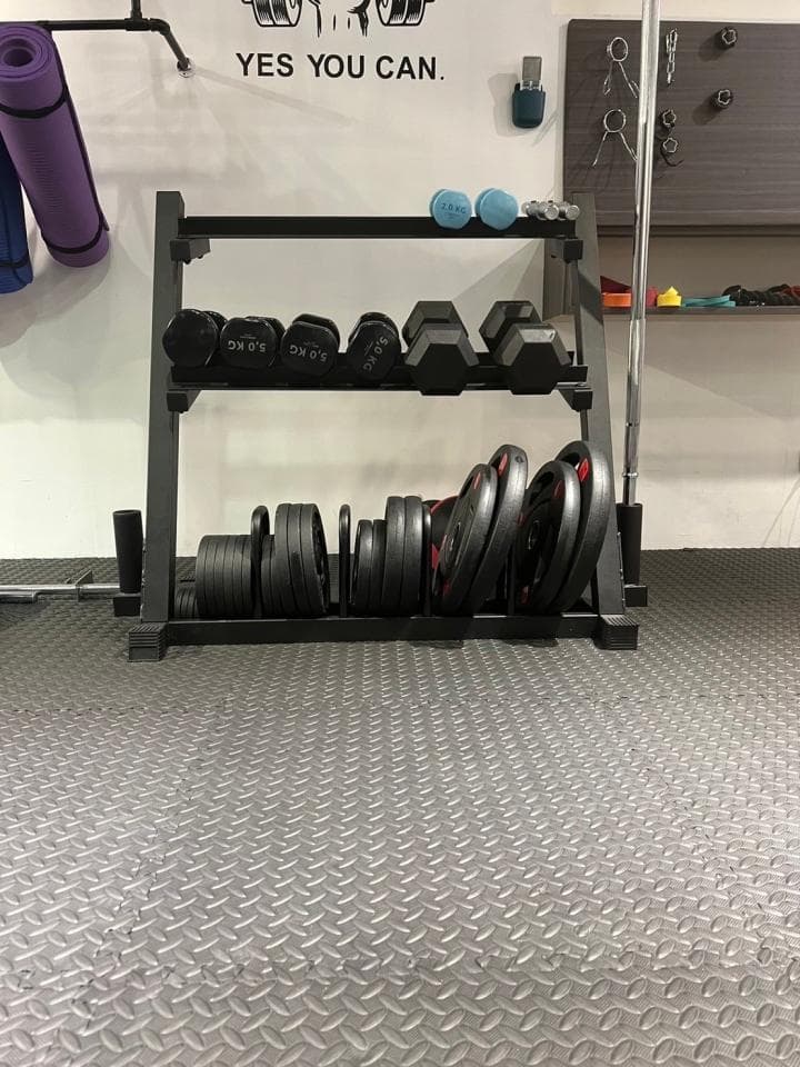 這是一張健身房的照片,健身房裡有啞鈴和槓鈴,表示這是一張關於力量訓練的圖片。力量訓練可以增強肌肉,促進新陳代謝,提高骨密度,還可以幫助你減肥,增強自信。想要找到適合自己的力量訓練教練,可以去 PRO360 上尋找。