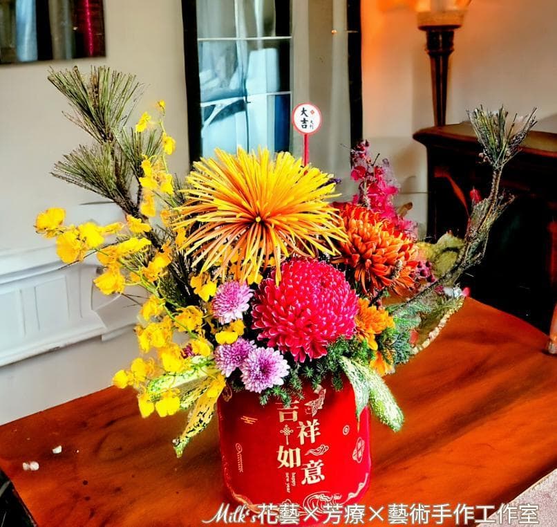 1) 照片展示了一束鮮豔的插花,以紅色、黃色和橙色為主色調