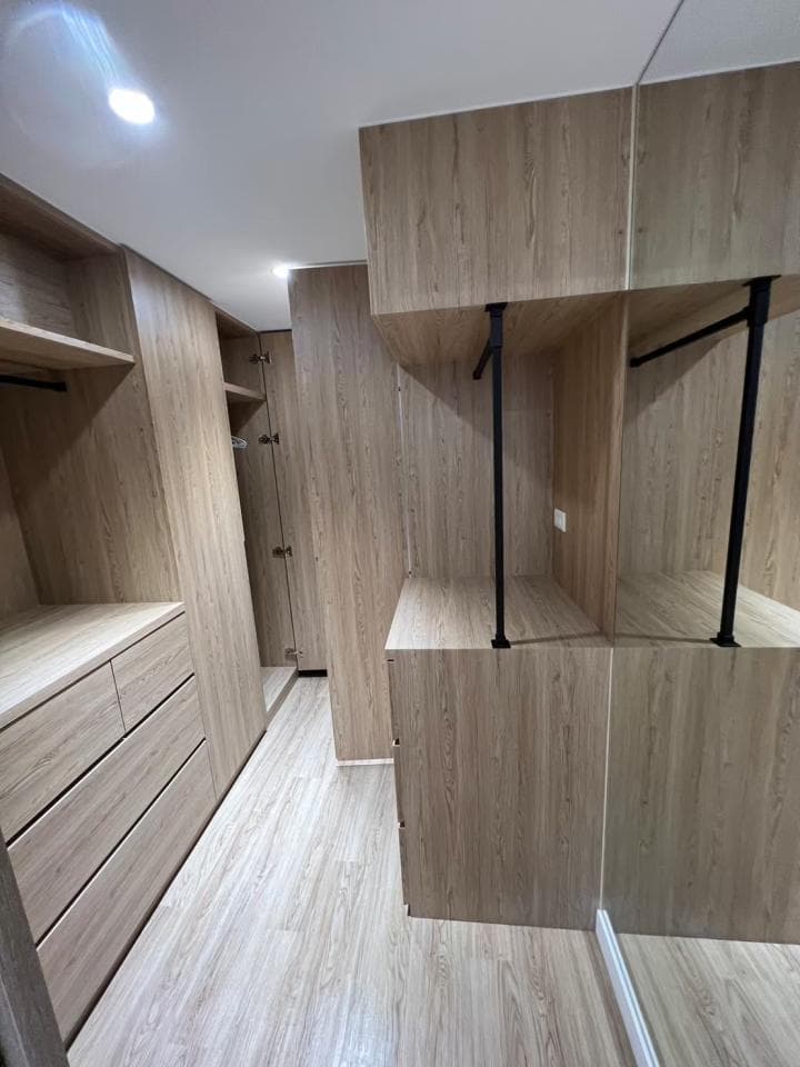 1) 照片顯示一個木質衣櫃,衣櫃內部有層板、掛衣桿,以及抽屜