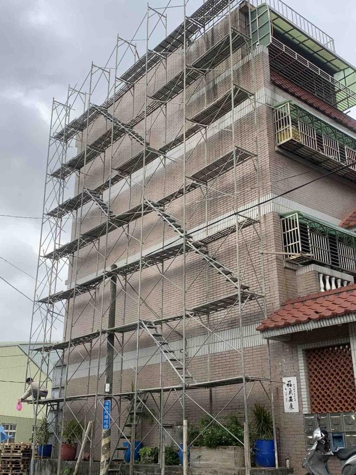 1) 照片顯示一棟有支架的建築物