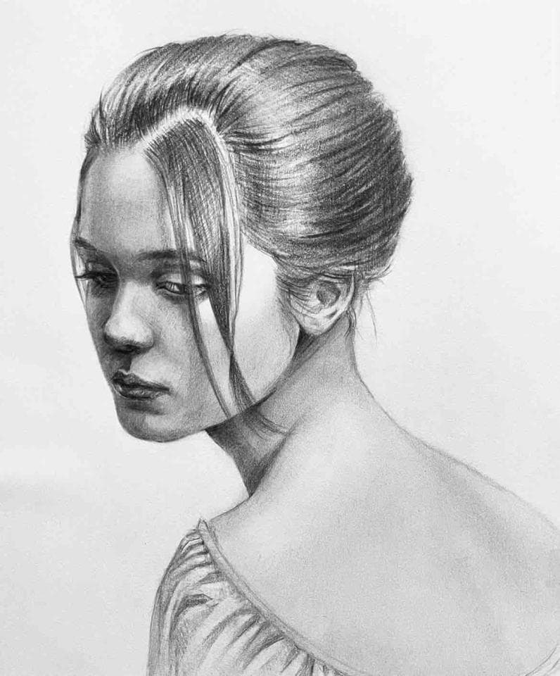 這張照片是一個用鉛筆畫的女性肖像。畫中人物的臉部表情憂鬱,頭髮梳成髮髻,披散著一束頭髮遮住臉龐,給人一種神秘感。