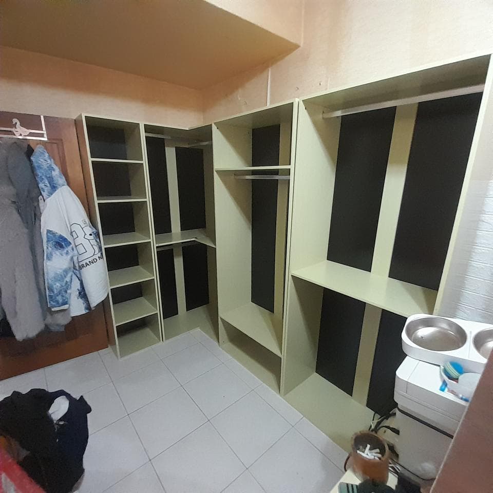 這張「花園」的照片是一張戶外場景,裡面有桌子、椅子和鋼琴,地板是鋪著石頭的。