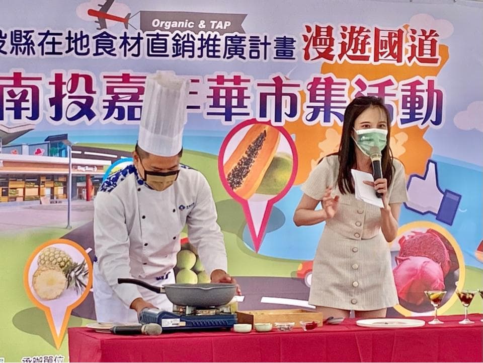 這張照片是一隻可愛的柯基犬,牠有一條蓬鬆的尾巴,正開心地看著鏡頭。