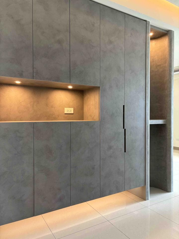 這張照片是一間現代化的浴室,最重要的是牆上的灰色瓷磚,上面有幾條縫隙。這些縫隙讓牆面看起來更有層次,也讓整個空間顯得更加簡潔、大方。