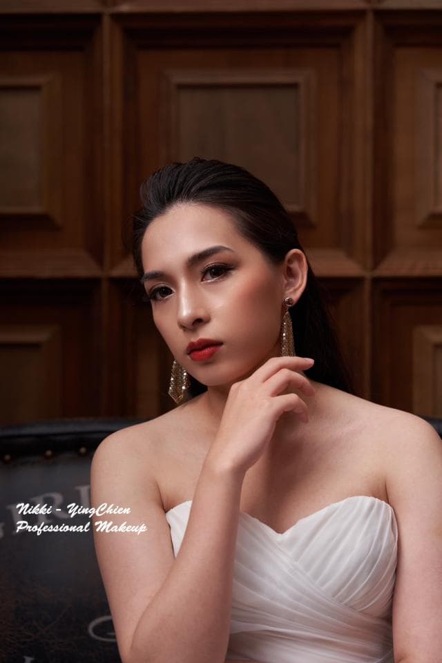 這張「婚紗照」的照片是一個美麗的新娘,她穿著白色的婚紗,她的妝容精緻,看起來非常漂亮。