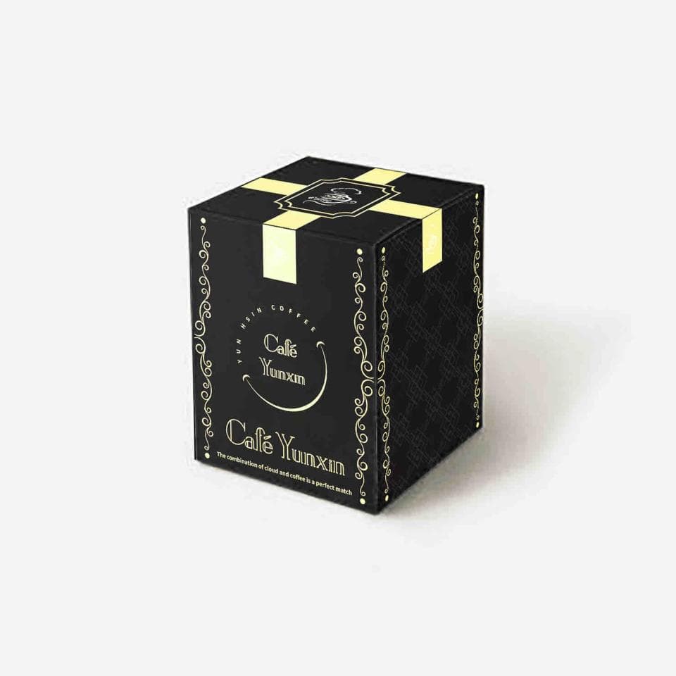 這張照片是一個黑色的方形盒子,上面印著金色的 Café Yunxin 商標。盒子上有金色的圖案,讓它看起來很精緻。