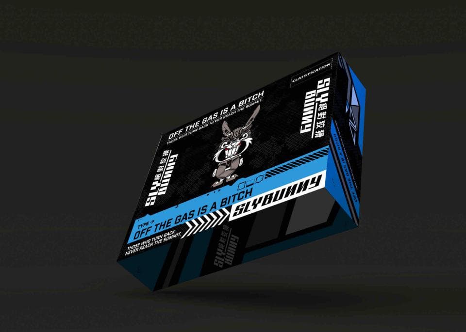 這張「滑板」的照片是 一個藍色和黑色的盒子,上面印著一個卡通兔子,以及「OFF THE GAS IS A BITCH」的字樣。