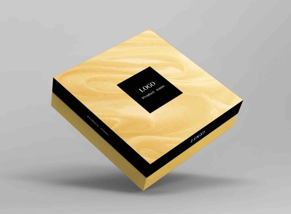 這張「產品包裝盒」的照片是一個黃色、方形的盒子,上面有一個黑色的「LOGO」標籤。盒子看起來像是由紙板製成的,表面有像大理石紋路一樣的設計。