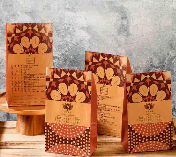 這張照片是四包印有圖案的包裝袋,它們都印有相同的品牌名稱和圖案,但每包的設計略有不同。