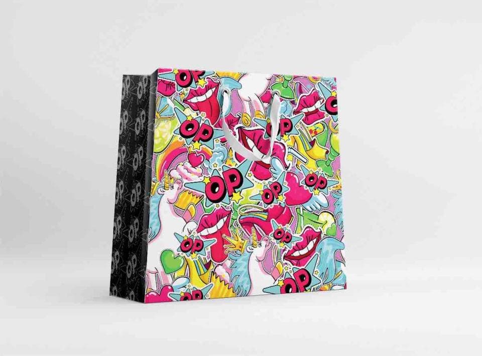 這張「禮物袋」的照片是一個充滿活力的設計,上面印滿了五顏六色的圖案,像是彩虹、嘴唇、星星、獨角獸等等,還有著「OP」字樣。