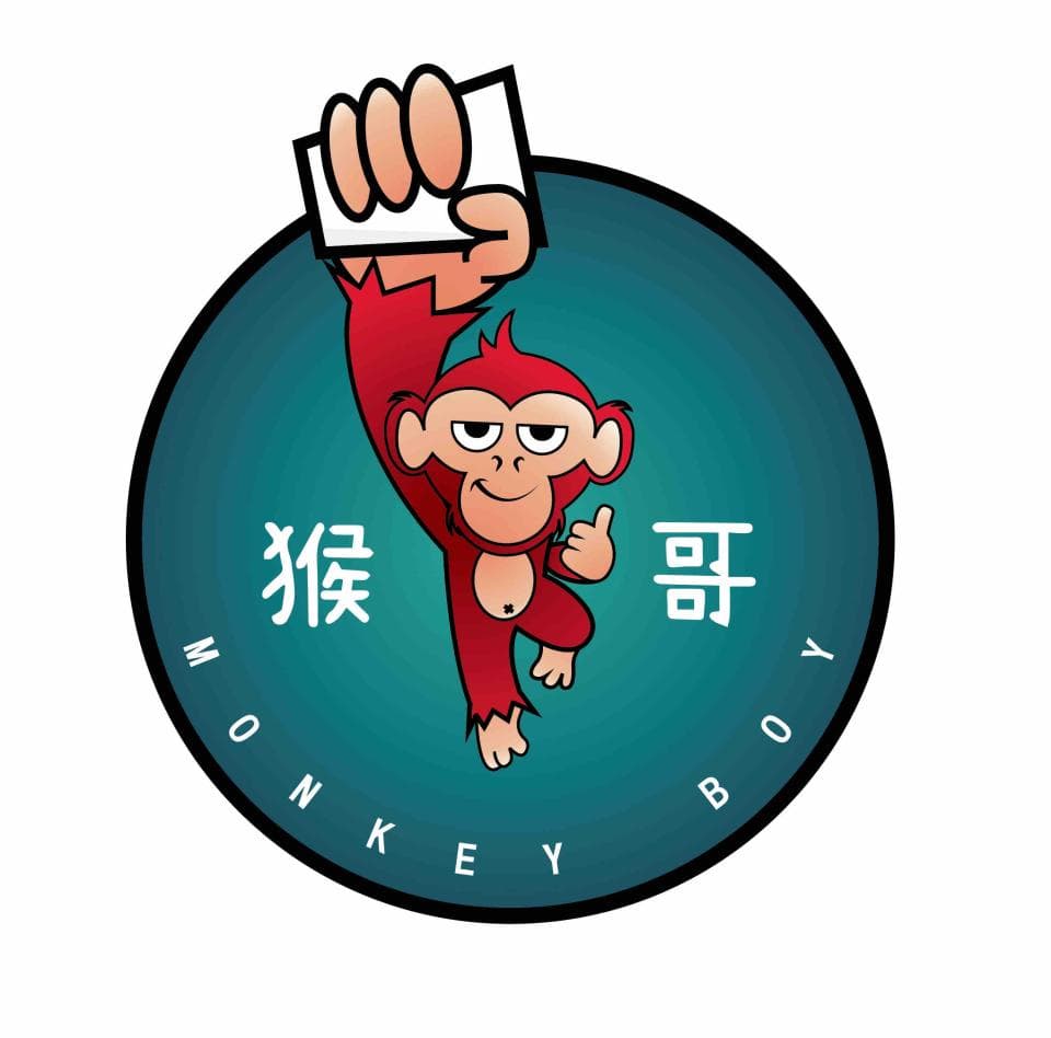 這張「猴子」的照片是一隻紅色的猴子,它舉起手,手裡拿著一張白紙,猴子在藍色的圓圈裡,周圍寫著「猴」和「Boy」的字樣。