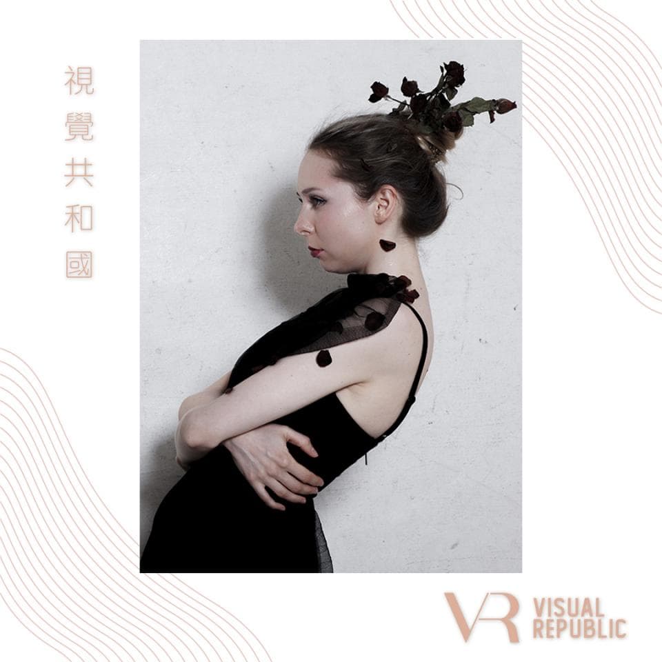 這張「豬肉餡白菜水餃」的照片是,一個白色盤子裡有許多水餃,看起來很美味。