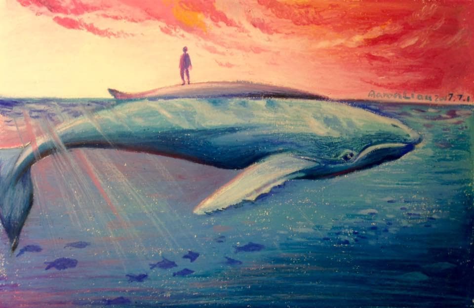 這張「鯨魚在海中游泳,夕陽餘暉灑在海面上」的照片是一幅美麗的風景畫。