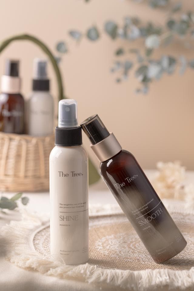 這張照片是兩瓶噴霧瓶,一瓶是白色的,標籤寫著「Shine」,另一瓶是棕色的,標籤寫著「Smooth」。