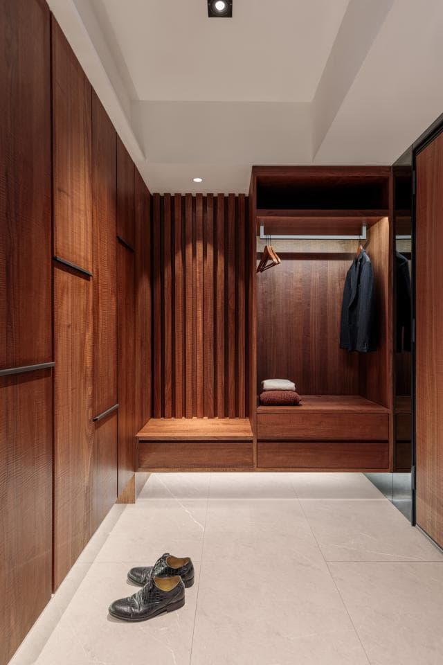 這張「衣帽間」的照片是木質地板、牆壁和衣櫃。