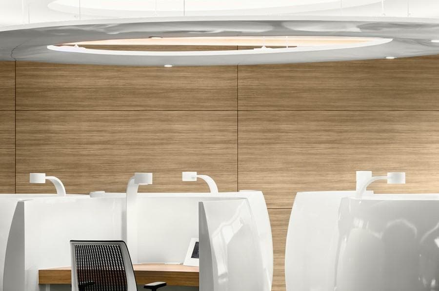 這張「辦公室」的照片是一個現代化的辦公空間,有著木紋牆面和白色工作站。