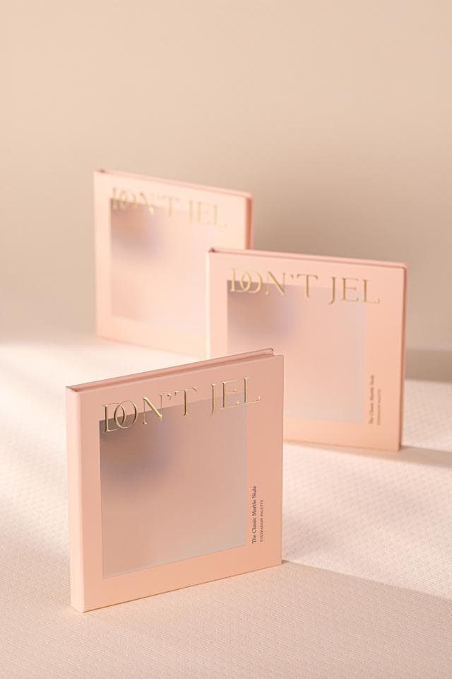 這張照片是三本粉色封面、金色文字的書籍。書名是“LON’T’IEL”。