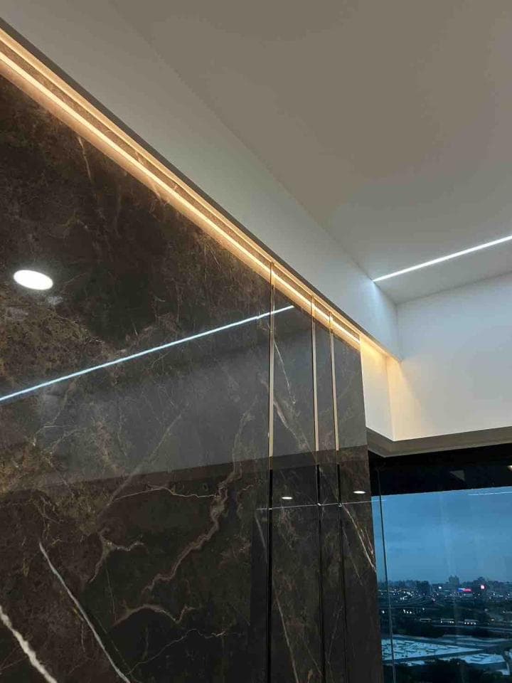 這張「室內設計」的照片是深色大理石牆壁,牆壁上有金色的裝飾條,看起來很高級。