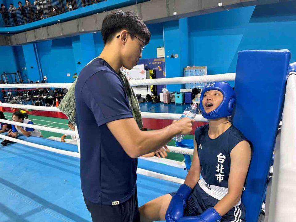 這張照片是關於拳擊運動的。拳擊能鍛鍊體能、增強耐力和提升協調性。想學習拳擊嗎?快上PRO360找教練吧!