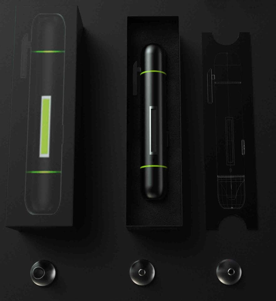 這張照片是三個黑色的包裝盒,中間的盒子上有一個黑色的筆狀物,筆上有一條綠色的線。