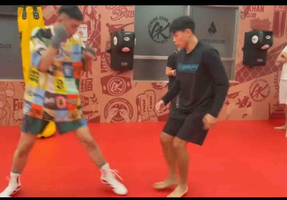 這張照片是關於泰拳的。泰拳可以增強體能、提高協調性,並鍛鍊心肺功能。想學習泰拳,請瀏覽 PRO360 尋找泰拳教練。