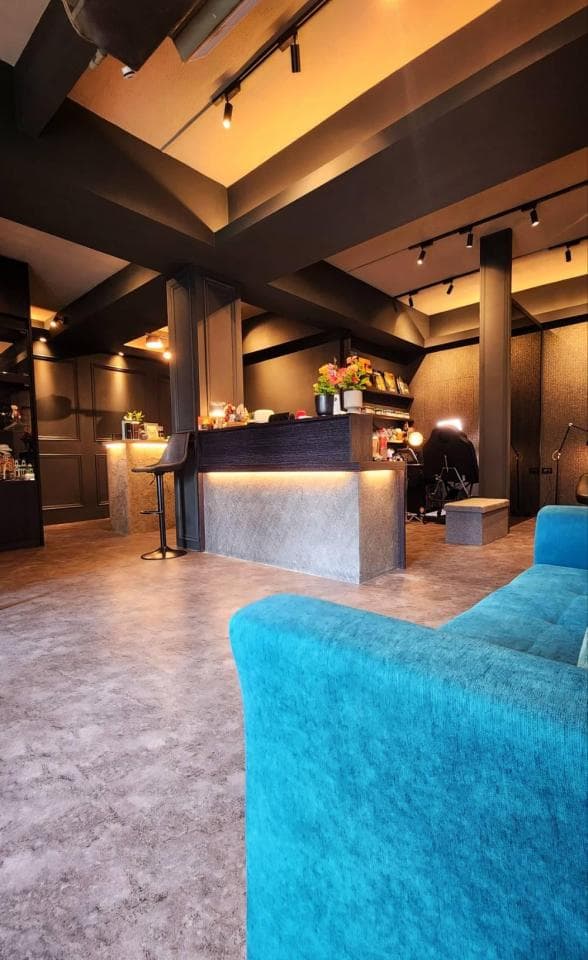 這張「現代化室內設計」的照片是一個帶有灰色地板和藍色沙發的客廳。