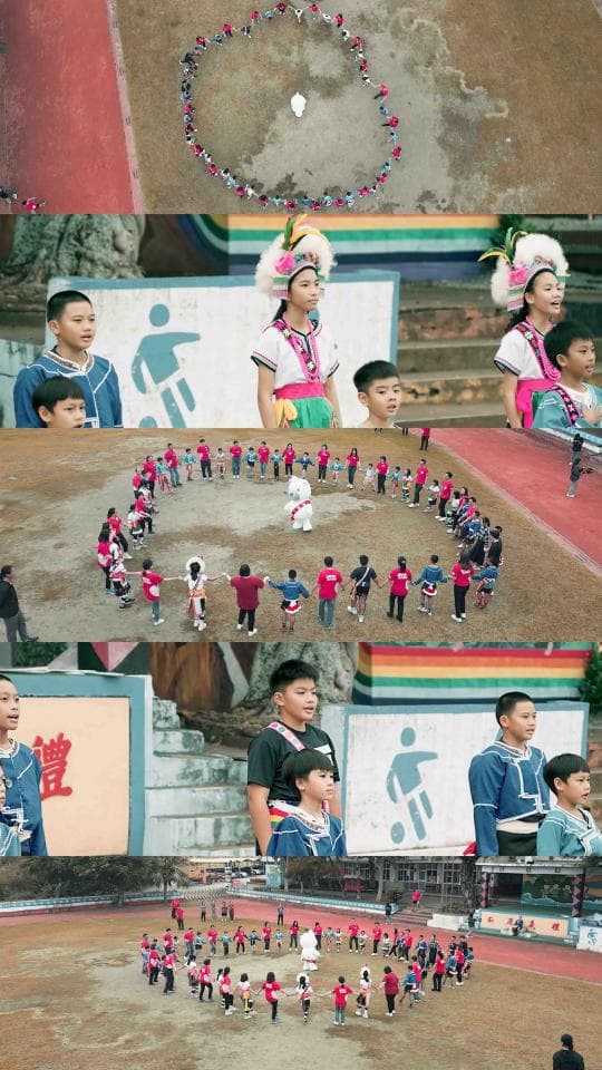 這張照片是一群小朋友在操場上圍成一個愛心的形狀,他們穿著紅色的衣服,充滿活力。