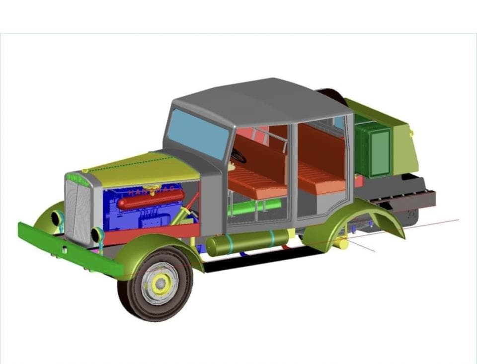 這張照片是一個卡車的側視圖,最顯眼的是卡車的引擎,它被放置在車輛的右側,可以清楚地看到它的內部結構和零件。