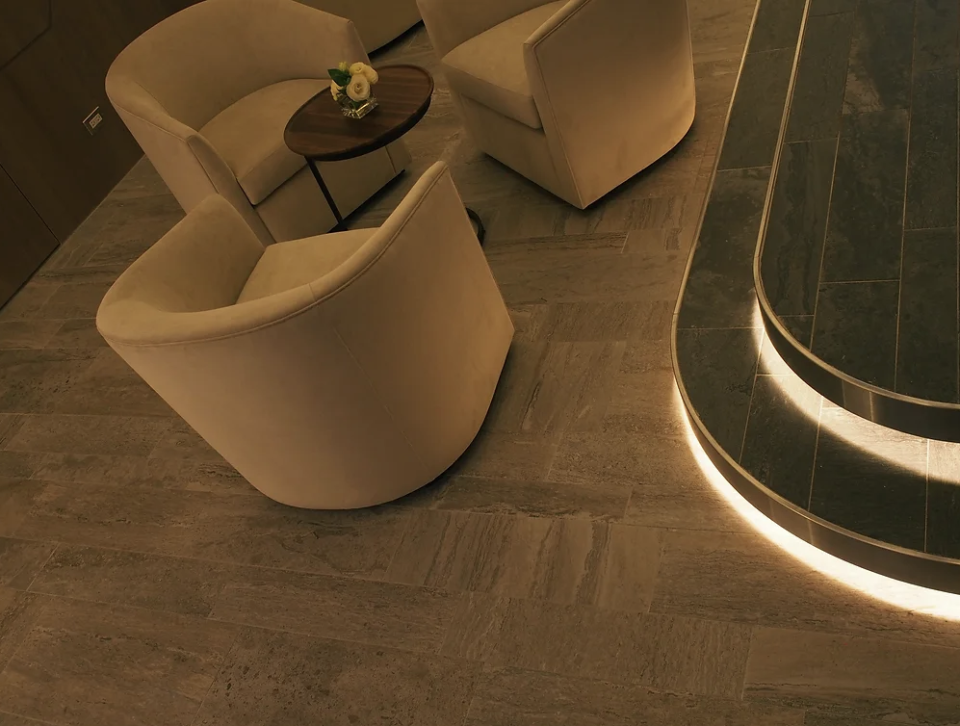 這張「室內設計」的照片是兩個白色沙發放在木地板上,地板旁有石階,石階周圍有燈光。