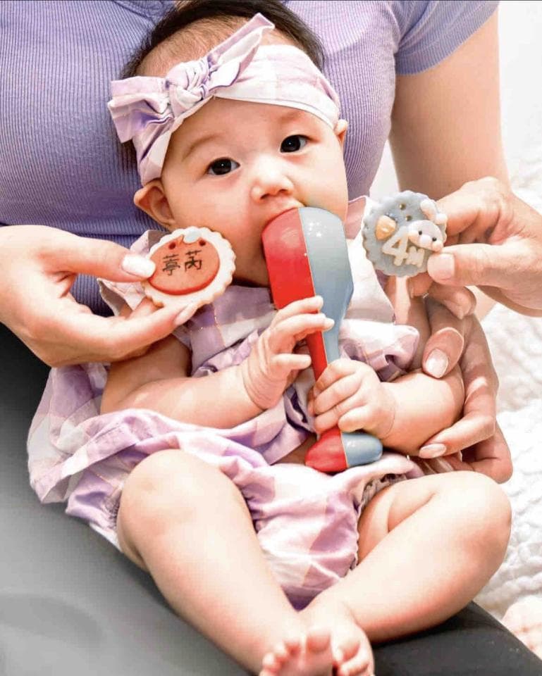 這張照片是一個小女孩,她拿著一個玩具,看起來很開心。