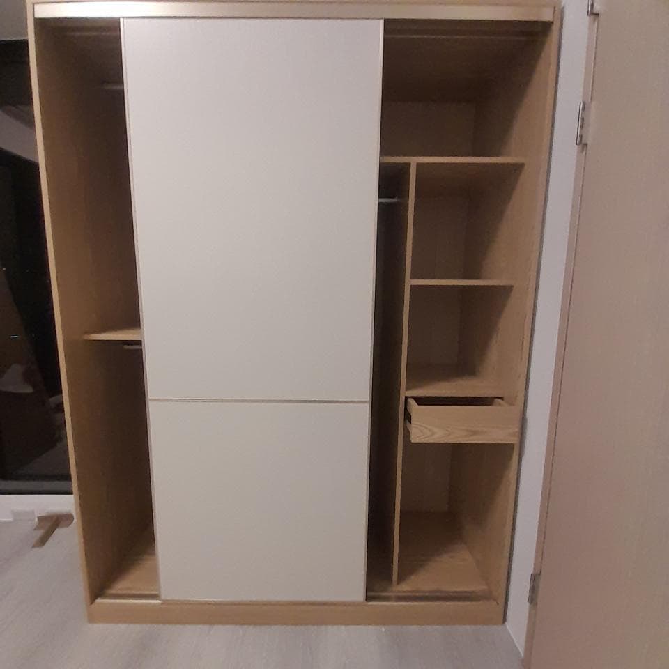 這張「」的照片是很多可愛的卡通人物,有穿著紅色的、穿著紫色的、穿著白色的。旁邊還有幾張照片,看起來像是一些動漫人物的插畫,以及一些文字。