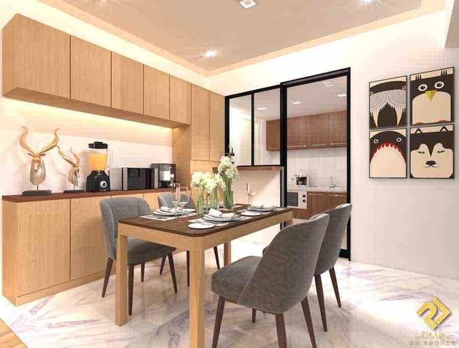 這張「現代化餐室」的照片是一張木質餐桌和椅子,擺放在木質地板上的照片,桌子上有花瓶、盤子,牆壁上有動物畫。