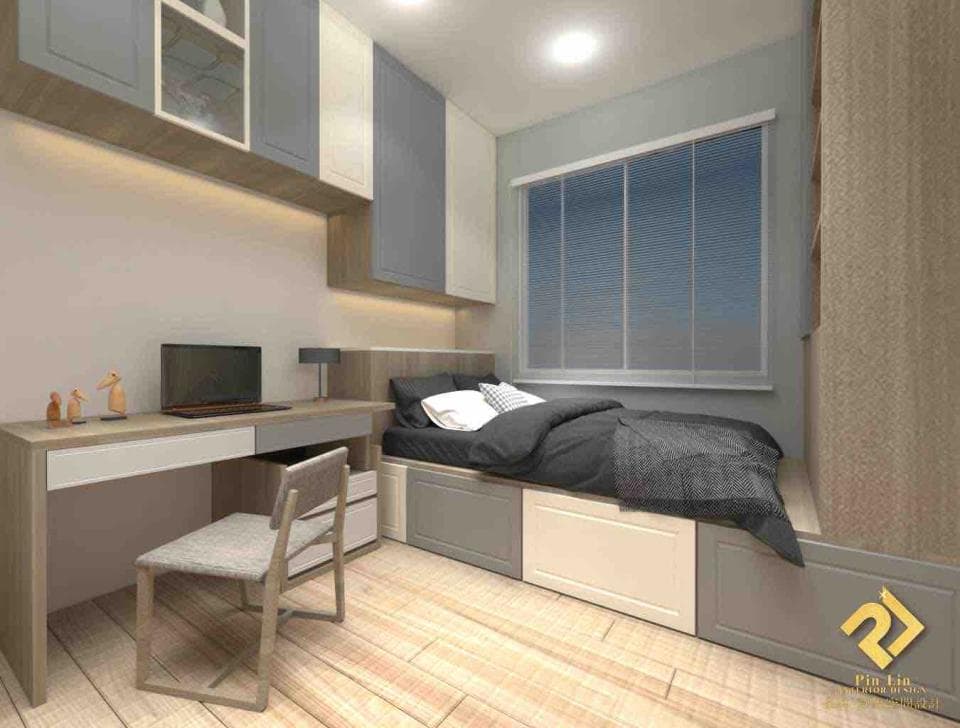 這張照片是一個現代化的臥室,最重要的是床頭櫃上方的層架。層架是木質的,並配有灰色的門,看起來很整潔。