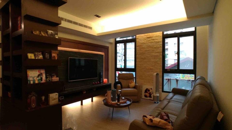 這張「客廳」的照片是一間現代風格的客廳,照片裡有一臺電視、一個沙發、一個茶几,還有兩扇窗戶。