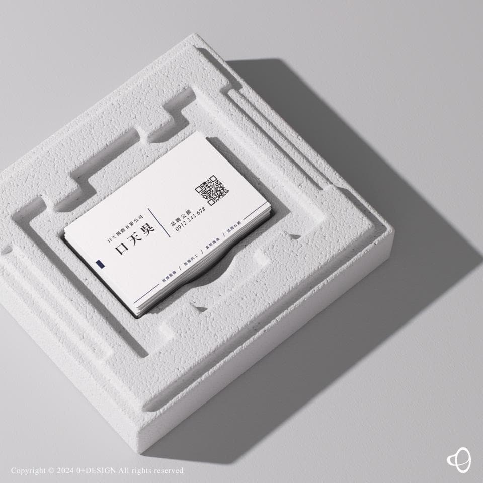 這張「名片」的照片是一個白色方形的底座,上面放著一張名片,名片上有公司的名稱和聯繫方式,以及一個二維碼。