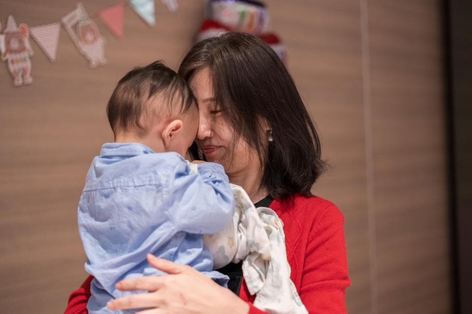 這張「媽媽抱著嬰兒」的照片是媽媽溫柔地擁抱著可愛的嬰兒。嬰兒依偎在媽媽的懷裡,臉上充滿了幸福的笑容。媽媽也充滿慈愛地看著嬰兒,母子間的溫馨畫面令人感動。