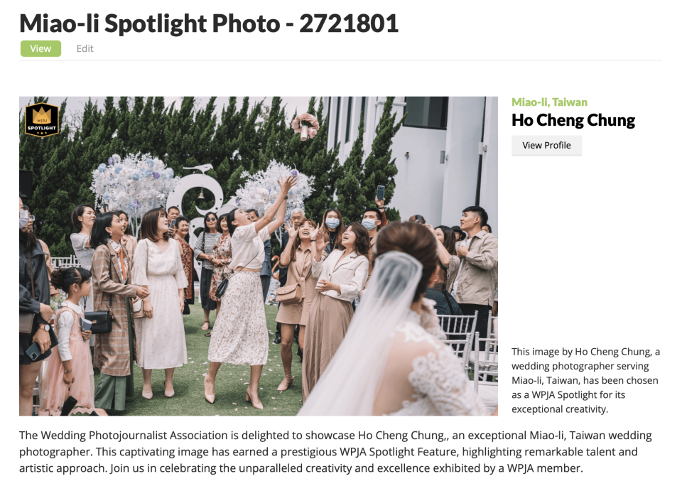 這張照片是一張婚禮照片,照片的中心是一對新人,新娘穿著白色的婚紗,新郎則穿著西裝,他們正在進行婚禮儀式。