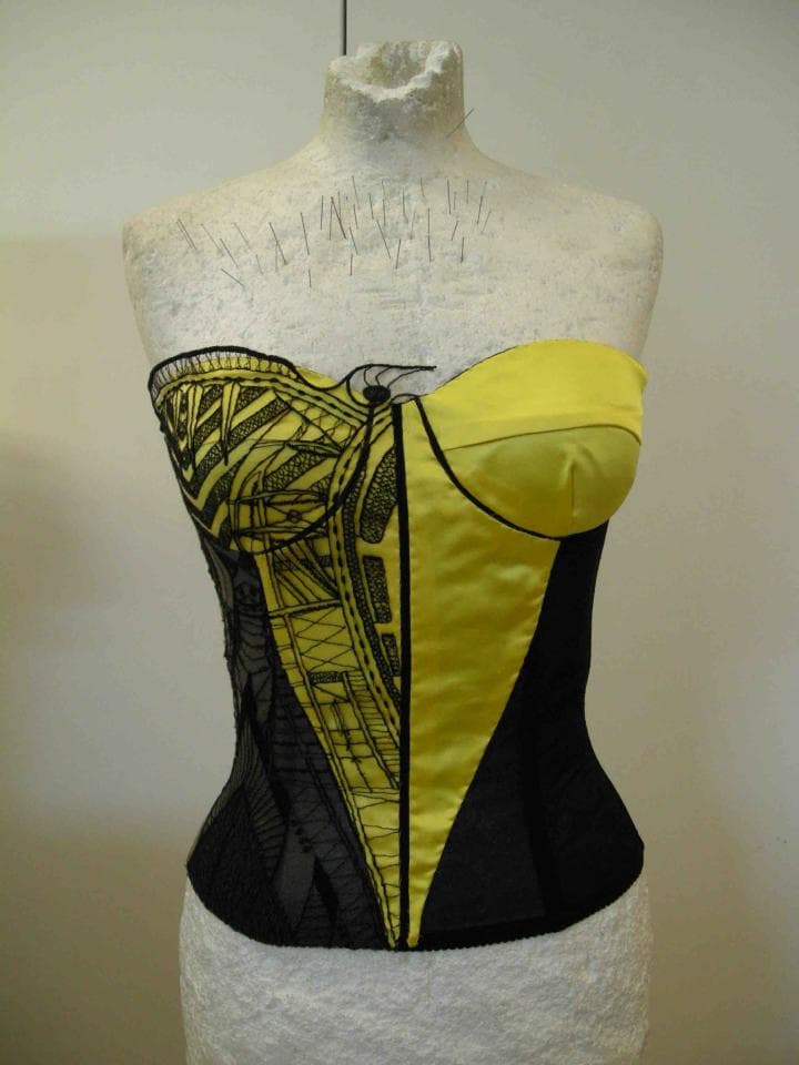 這張「內衣」的照片是一件黃色和黑色的蕾絲胸衣。