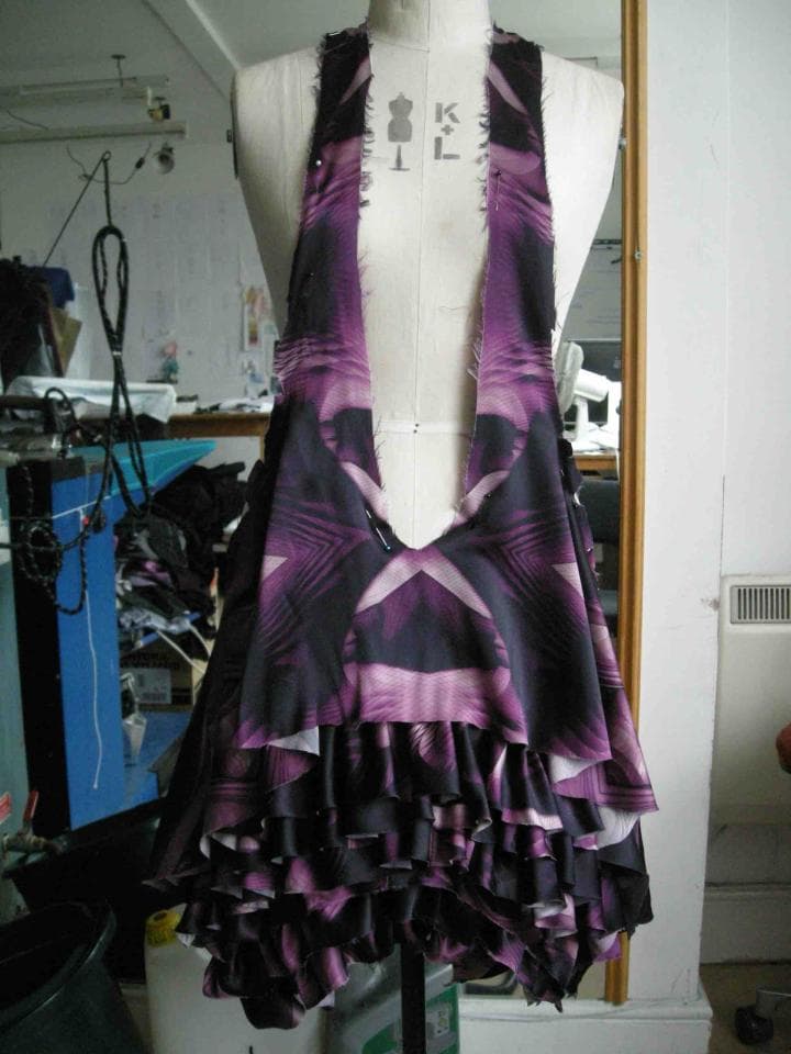 這張照片是一件紫色的無袖連衣裙,裙擺是多層的荷葉邊,看起來很飄逸。