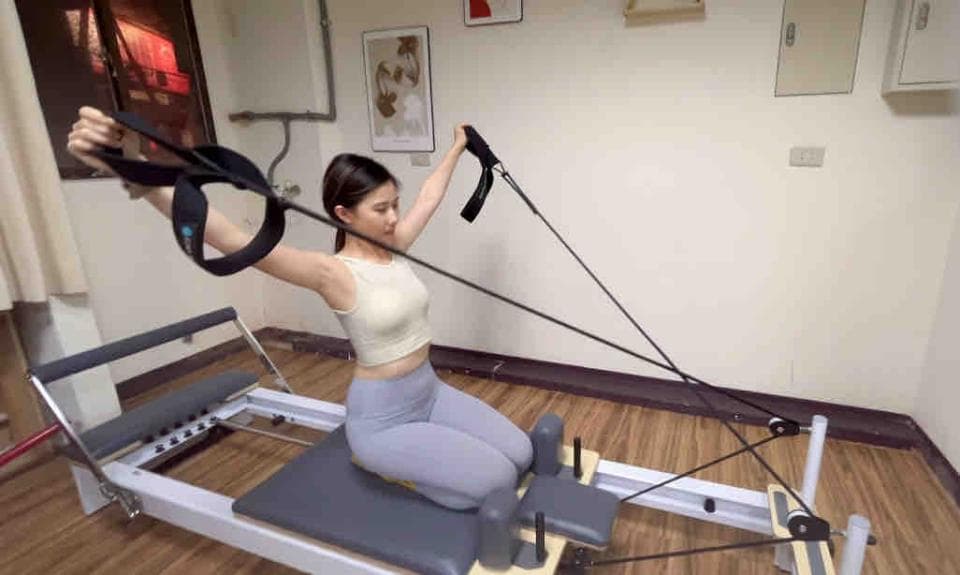 這張照片顯示的是普拉提運動。普拉提可以增強核心力量,改善姿勢,提高靈活性。想要學習普拉提,可以到PRO360尋找適合的教練。