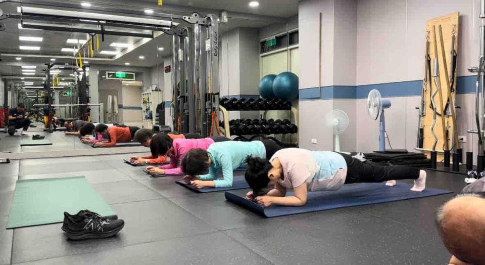 這是一張瑜伽課的圖片。瑜伽可以改善平衡、柔軟度和力量。想學習瑜伽嗎?快上 PRO360 找教練吧!