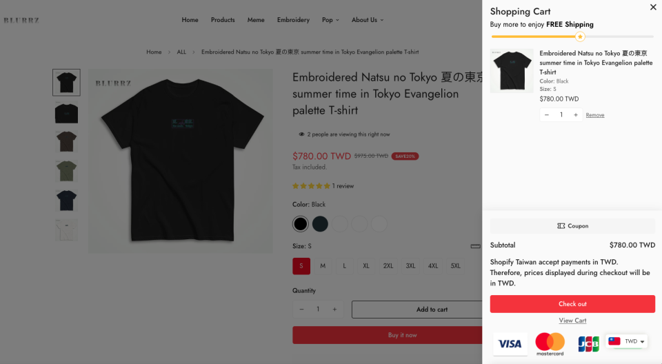 這張「線上商店」的照片是一個黑色 T 恤的商品頁面,顯示了 T 恤的顏色、尺寸、價格和購買按鈕,以及購物車的內容和結帳按鈕。