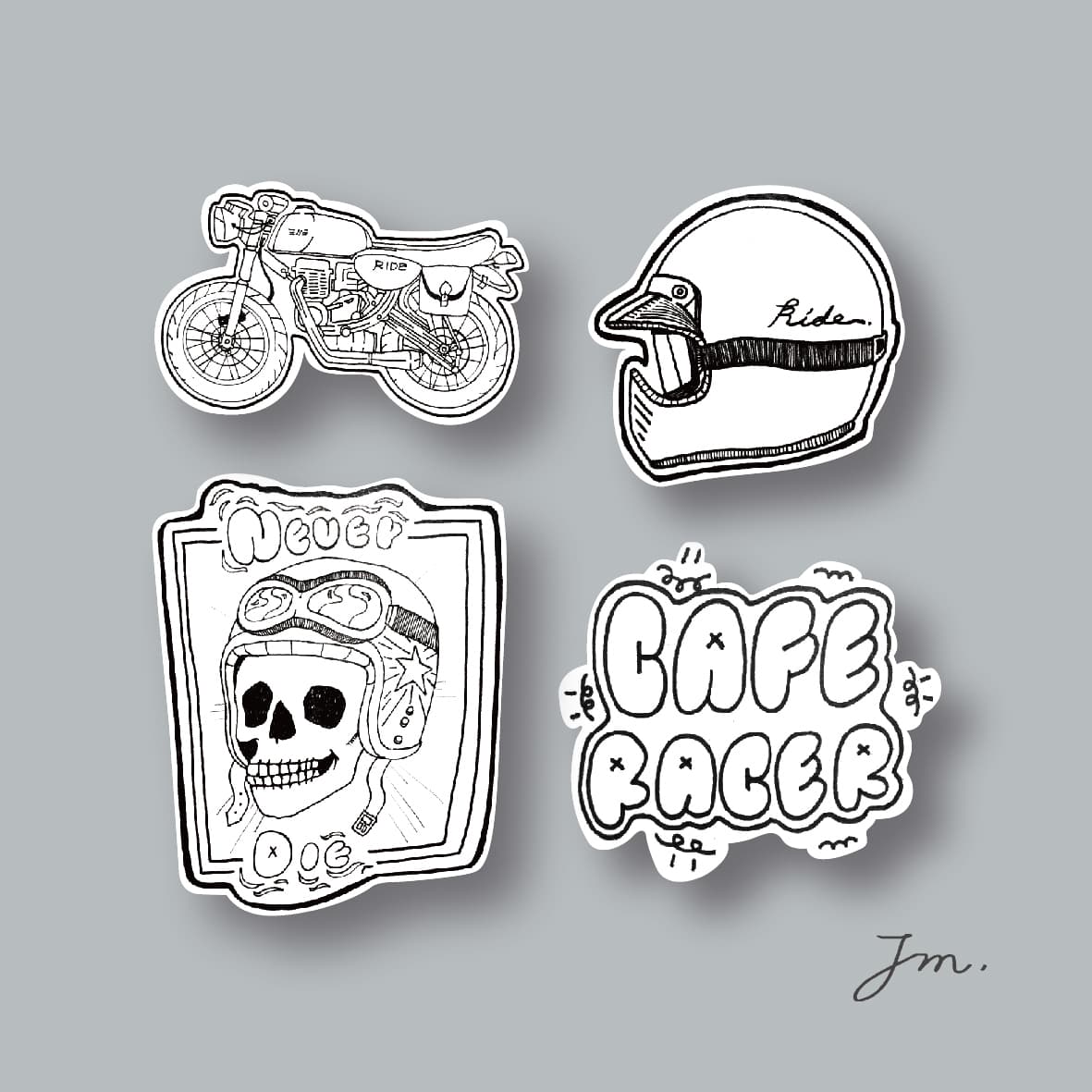 這張照片是一個復古風格的摩托車貼紙,最重要的部分是「Cafe Racer」字樣,它以大寫字母的形式展現,充滿了力量感,讓人感受到自由奔放的騎行精神。