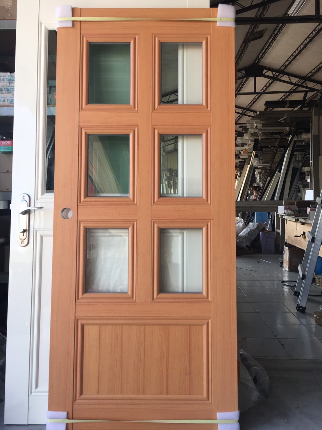 1) 照片顯示一個木門,有六個玻璃窗格,門是淺棕色,窗格是透明的,门上有白色边框