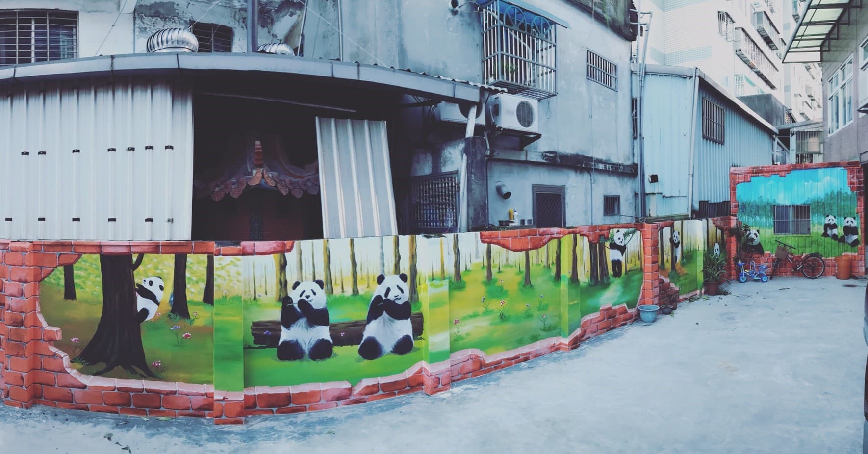 這張「牆壁上畫著許多可愛的熊貓」的照片是。