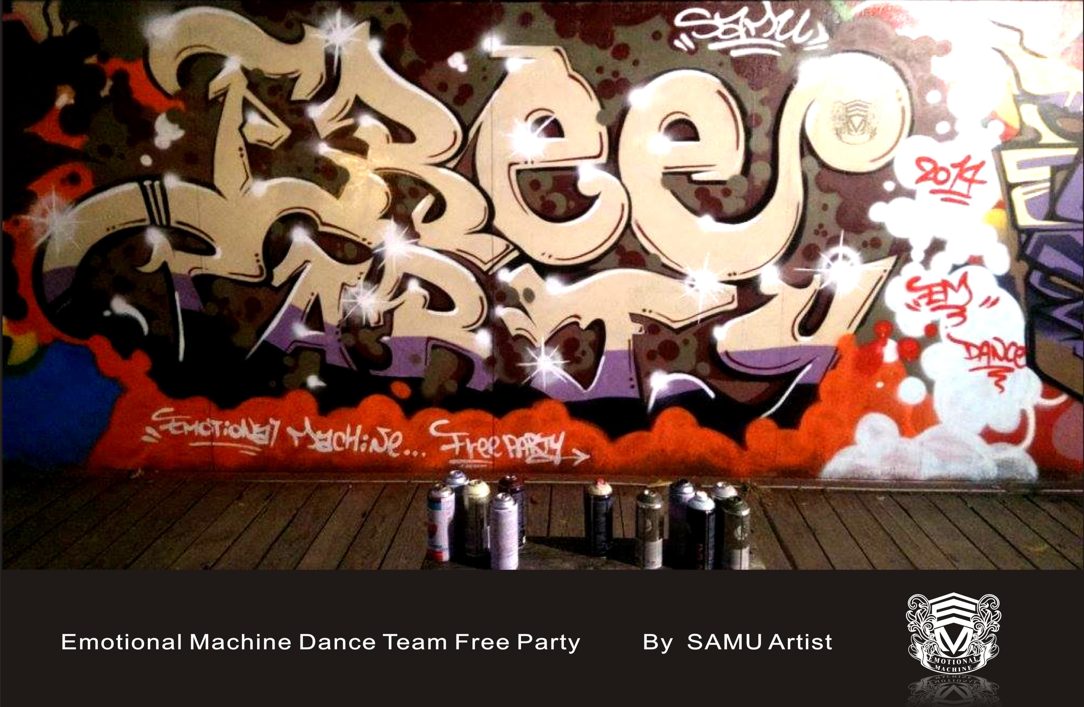 這張「塗鴉」的照片是一個以「Free Party」為主題的牆壁藝術,上面寫著「Emotional Machine Dance Team」和「SAMU Artist」,旁邊還有一些噴漆罐。