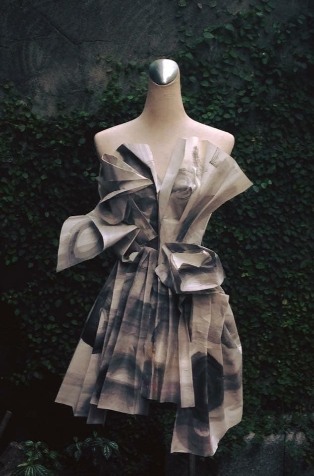 這張「時尚設計」的照片是一件由紙做成的裙子,裙子上有許多摺痕,看起來很特別。